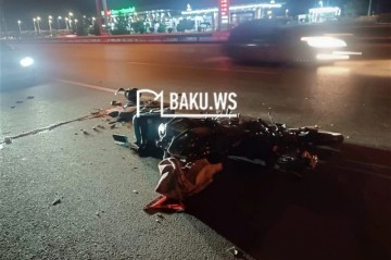 В Баку мотоцикл врезался в грузовик, есть погибший - ВИДЕО
