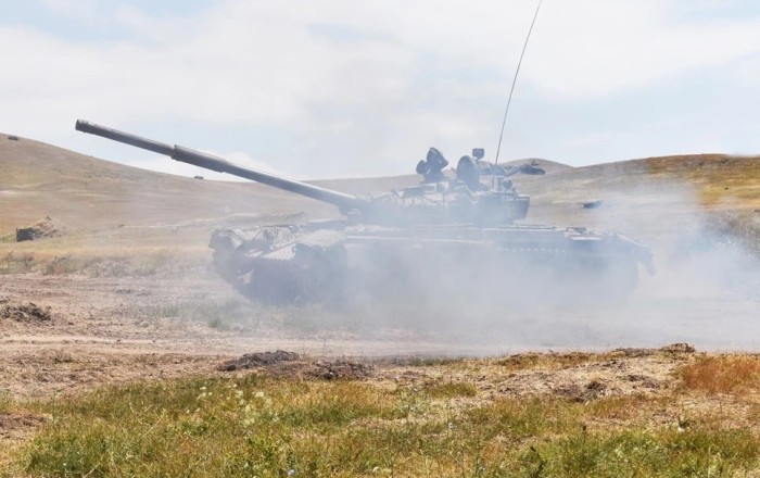 Erməni zabit tank təlimlərində