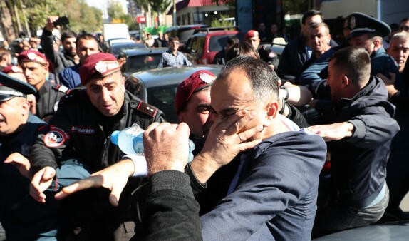 İrəvanda separatçılar “ovlanır”: Şahramanyanın ofisinə hücum edildi -