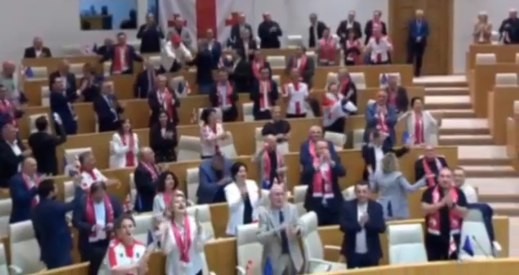 Gürcüstan parlamentində deputatlar rəqs etdi -