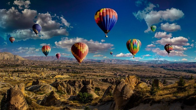 Kapadokyada hava balonu qayaların arasına DÜŞDÜ
