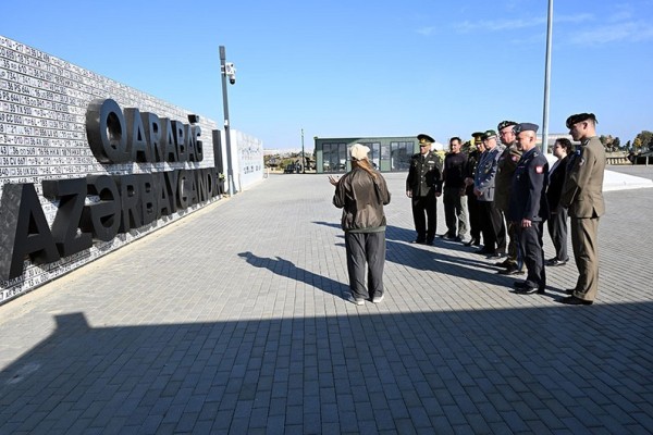 Генерал НАТО в Парке военных трофеев в Баку