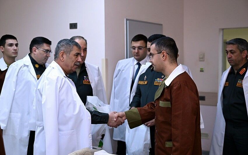 Zakir Həsənov Baş Klinik Hospitalda müalicə olunan hərbçilərlə görüşdü -