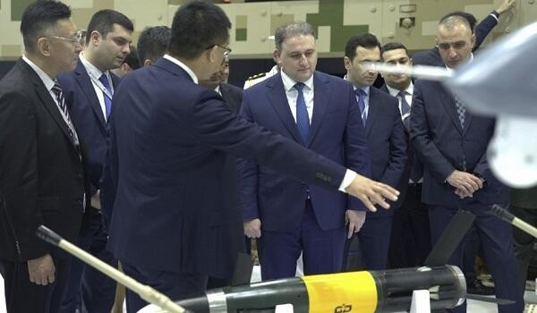 BƏƏ prezidenti hərbi məhsullarımıza baxdı -