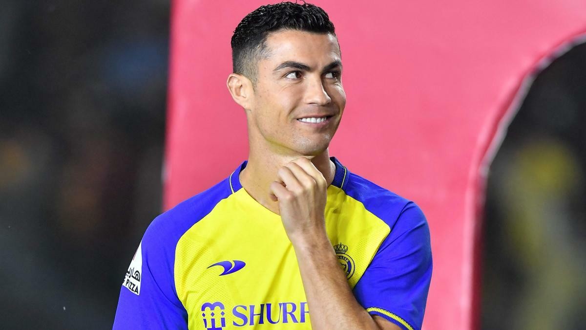 Ronaldo attends UFC fight night in Riyadh - Video