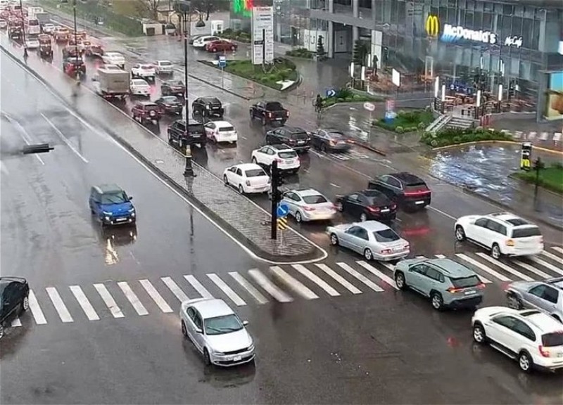 На столичных дорогах по ряду направлений затруднено движение транспорта