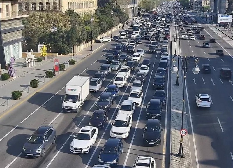 На ряде улиц и проспектов столицы затруднено движение транспорта