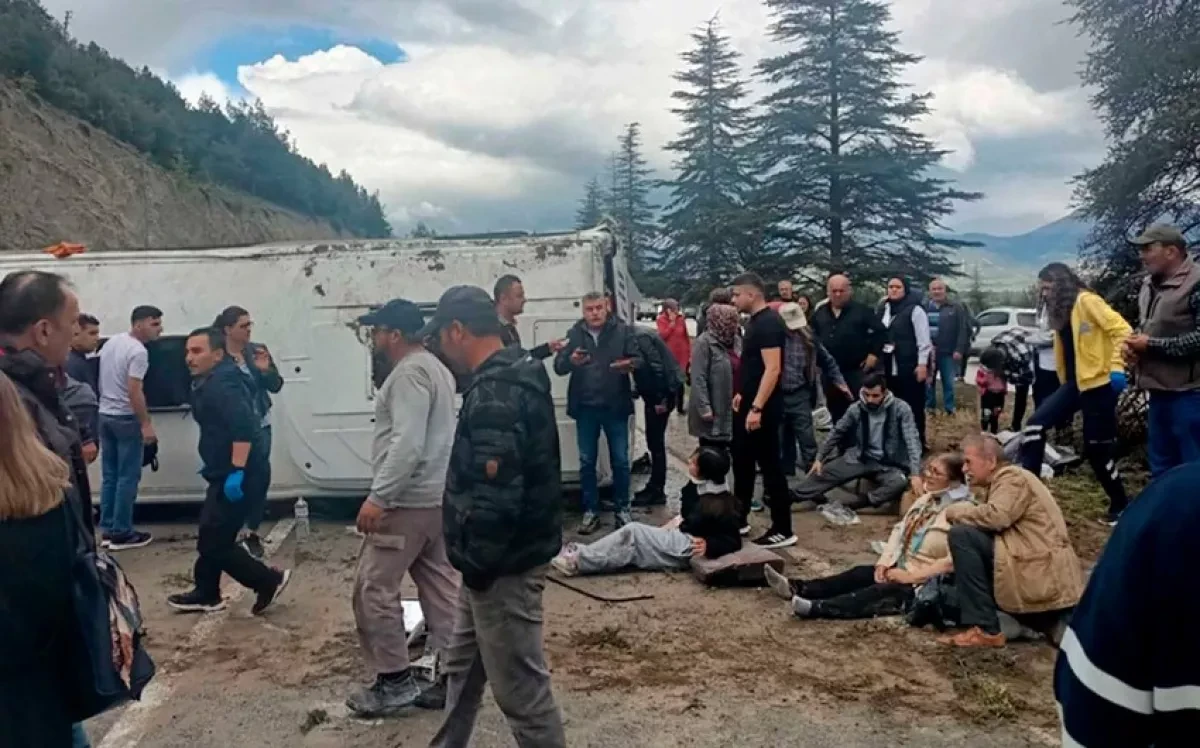 Serious bus crash in Isparta leaves 15 hospitalized, several in critical condition