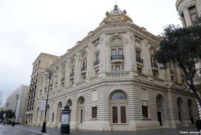 Teatr idarəetməsi Sovetdən qalmadır… - Əmirbəyov