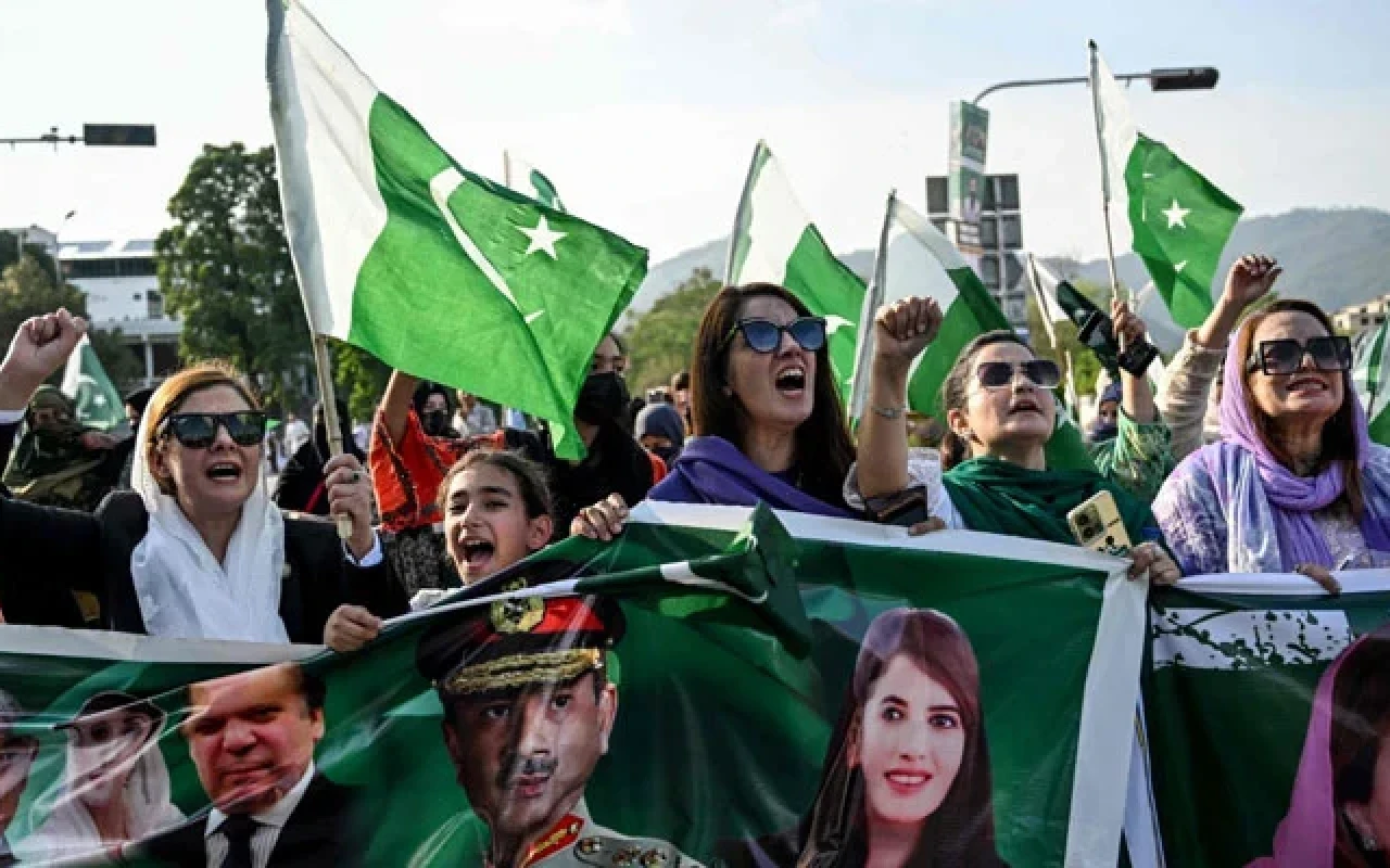 Pakistanlılar qələbə sevincini qeyd edirlər -