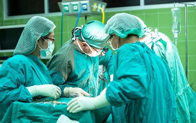 51 yaşlı kişi əməliyyat vaxtı öldü