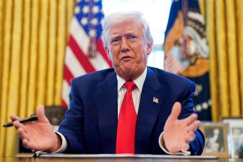 Трамп примерил на себя образ папы Римского