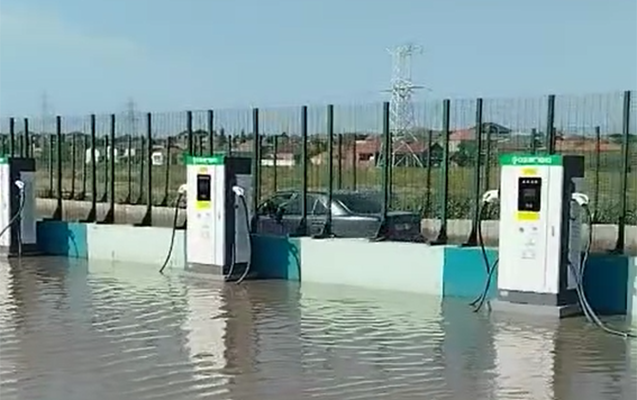 Məntəqəni su basdı, sürücülər çarəsiz qaldı - Video