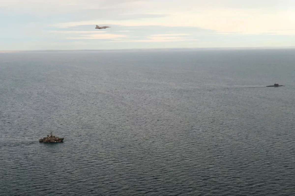 Swedish jets and warships shadow Russian submarine in Baltic strait photo