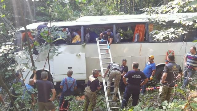 7 dead, 11 injured in Turkiye bus-truck crash - Video