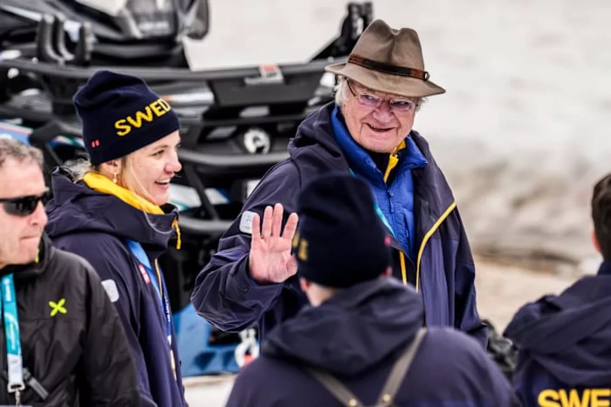 King Carl cheers up Sweden’s disappointed skiers after Olympic silver