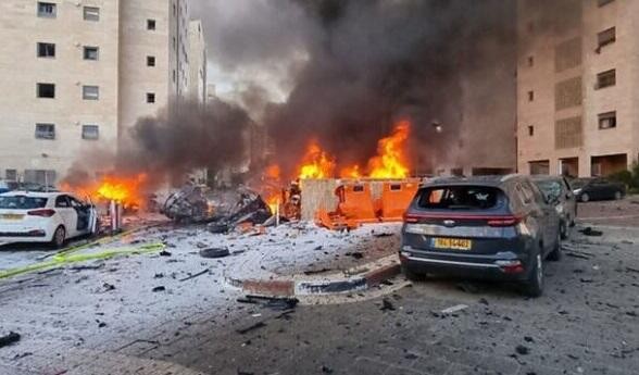Iran launches rocket strikes on Israeli cities - Video