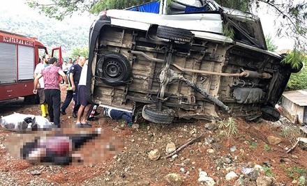 Bus crash in India kills 20 people