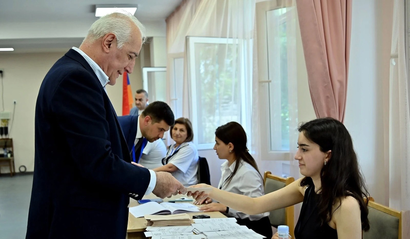 Ermənistan prezidenti kimə səs verdiyini belə