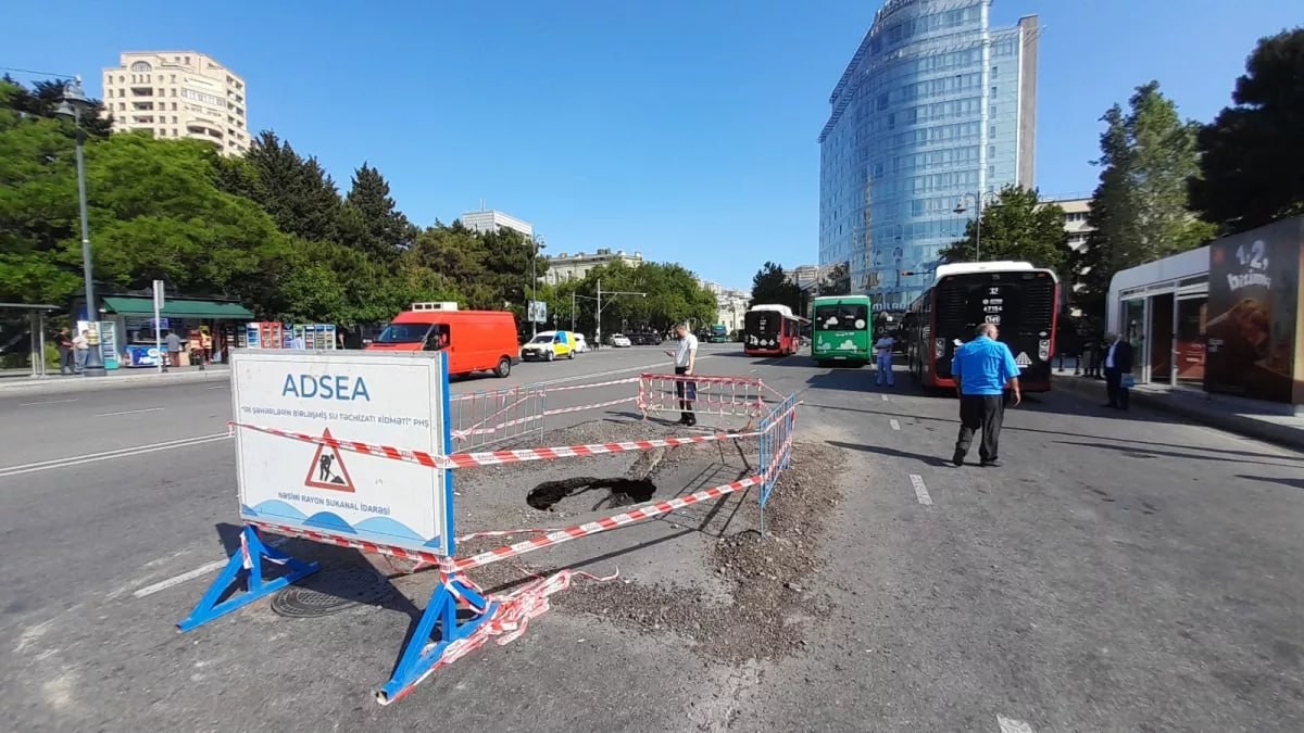 Sürücülərin nəzərinə! Bakının mərkəzində yol çökdü –