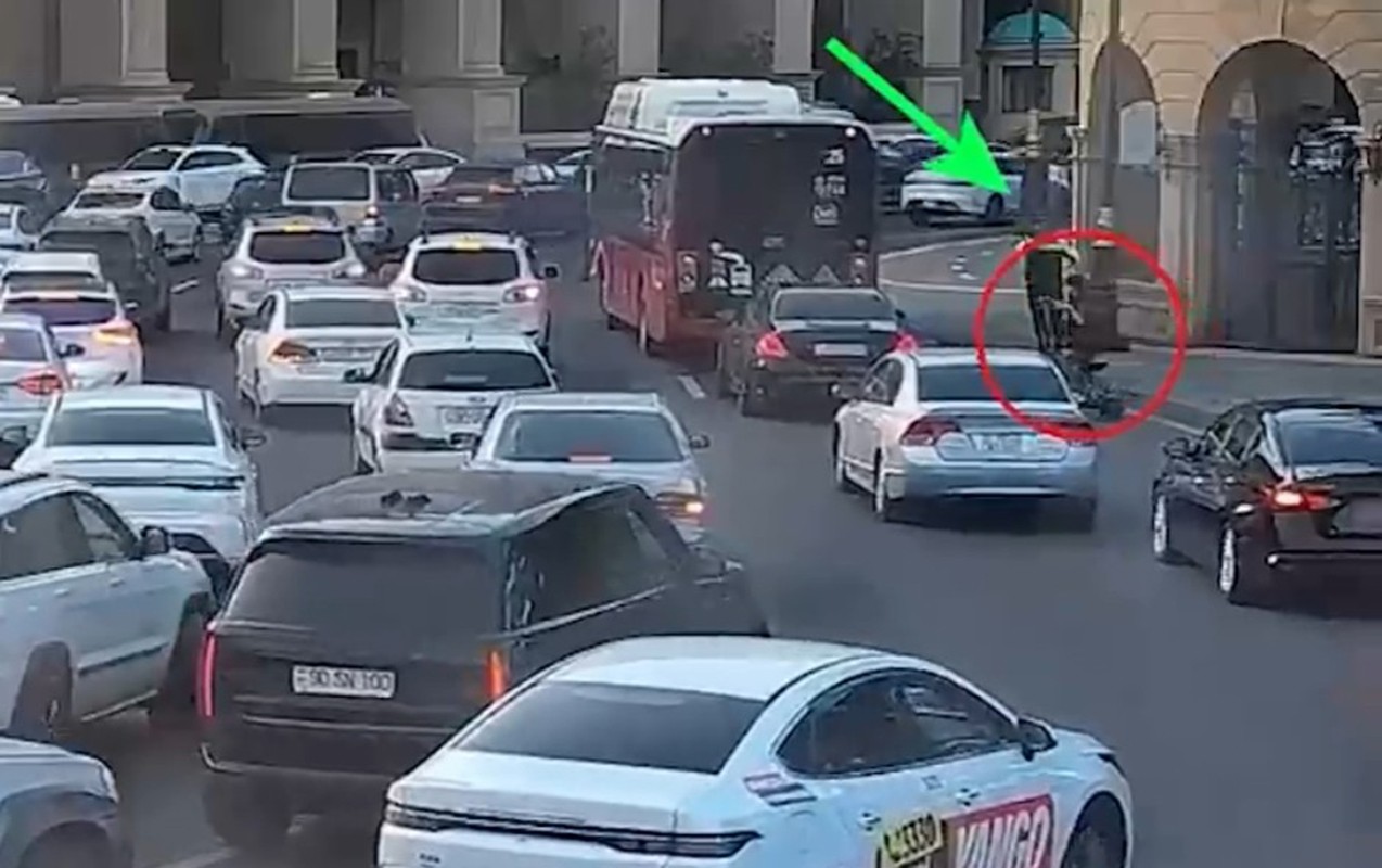 Yol polisi skuter sürən uşağı xilas etdi -