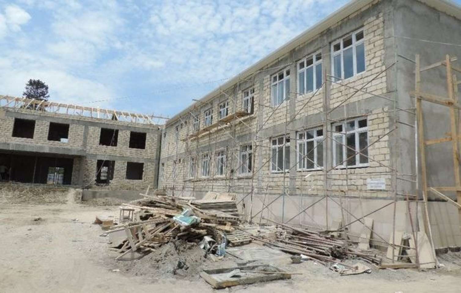 Bakıda həyət evi tikmək neçəyə başa gəlir?