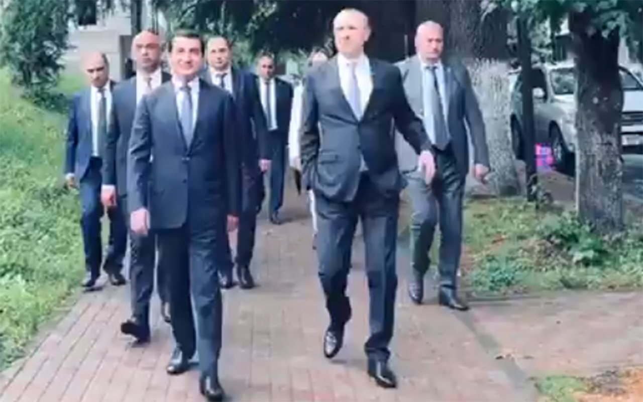 Prezidentin köməkçisi Ermənistanı gəzdi - Video