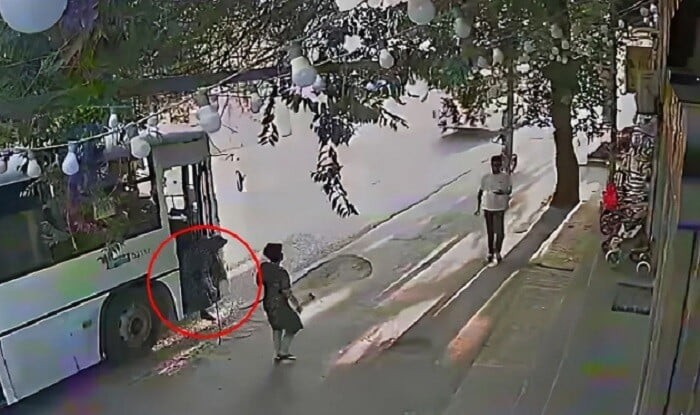 В Баку автобус переехал пожилую женщину - Видео