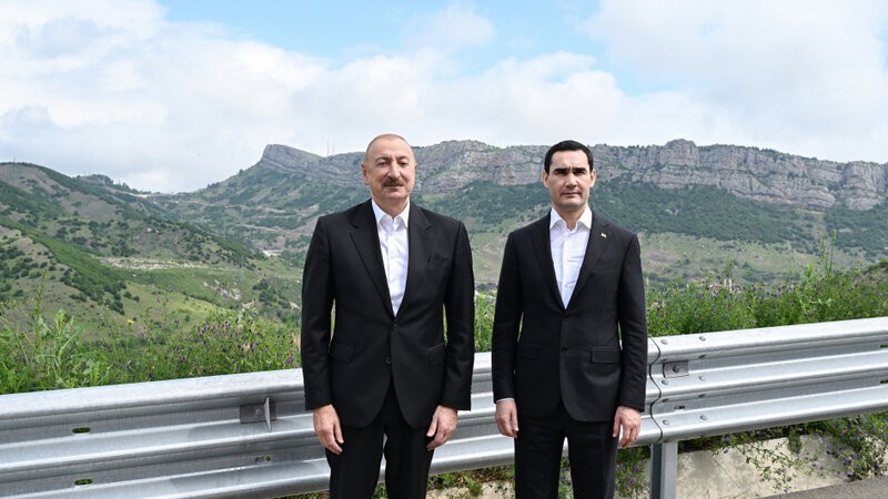 İlham Əliyev və Berdiməhəmmədov Daşaltı kəndində şəkil çəkdirdilər