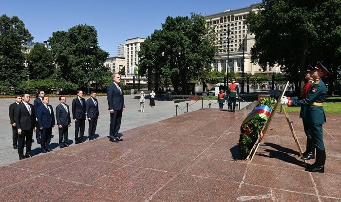 Bayramov visits tomb of Unknown Soldier in Moscow - Photo