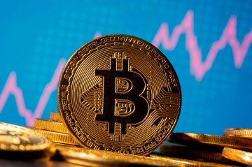 Bitcoin slumps, ADA, SOL, XRP drop 5% as “Buy the Dip” dentiment persists