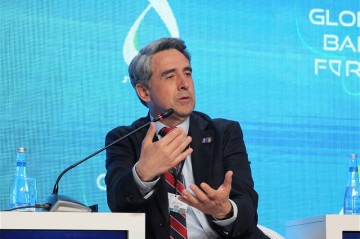Экс-президент Болгарии отметил важность регулирования деятельности ИИ