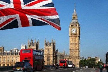 Britain beefs up travel warnings over US border enforcement