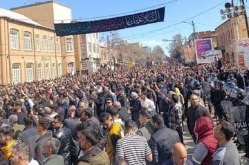 Thousands of Azerbaijanis protest in Urmia - Video
