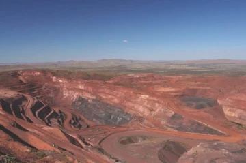 Australia strikes gold or iron: Historic 55 billion metric ton discovery