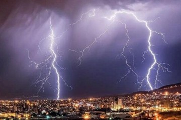 Biləsuvarda evə ildırım düşdü
