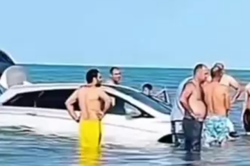 Xanımına avtomobili idarə etməyi öyrədirmiş -