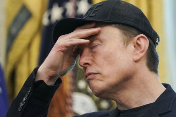 Маск решил судиться с Apple