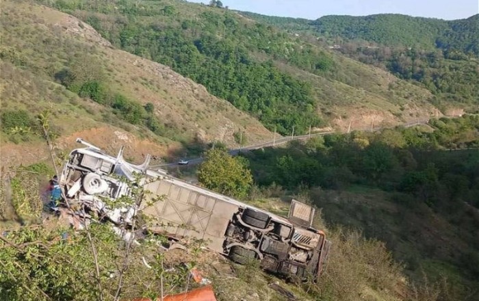 В Армении автобус с иранскими номерами упал в овраг, есть погибшие и раненые