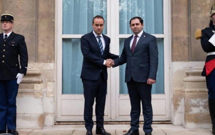Министр обороны Армении подписывает соглашения в Париже