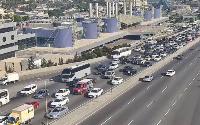 На этих улицах и проспектах Баку затруднено движение транспорта - ФОТО