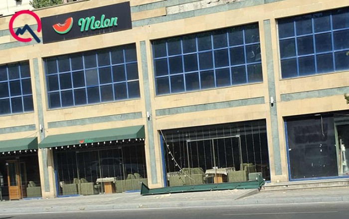 Bakıda restoranın reklam lövhəsi uçdu - Üzlük daşları yola dağıldı