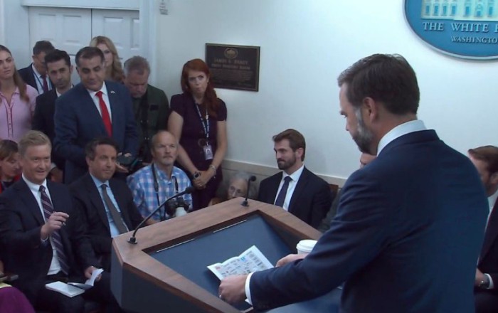 Vens: İran kommersiya gəmilərinə atəş açmağı dayandırmasa, onlarla danışmayacağıq