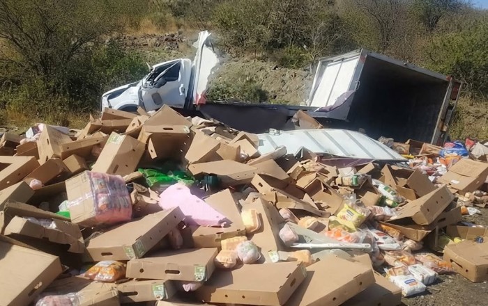Yük maşını aşdı, toyuqlar yola dağıldı –