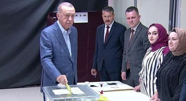 Эрдоган проголосовал на выборах<span class="qirmizi"></span>