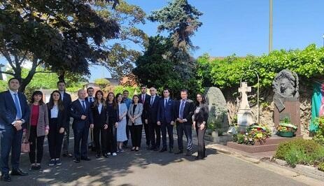 Посол посетила могилу Топчубашова во Франции<span class="qirmizi"></span>