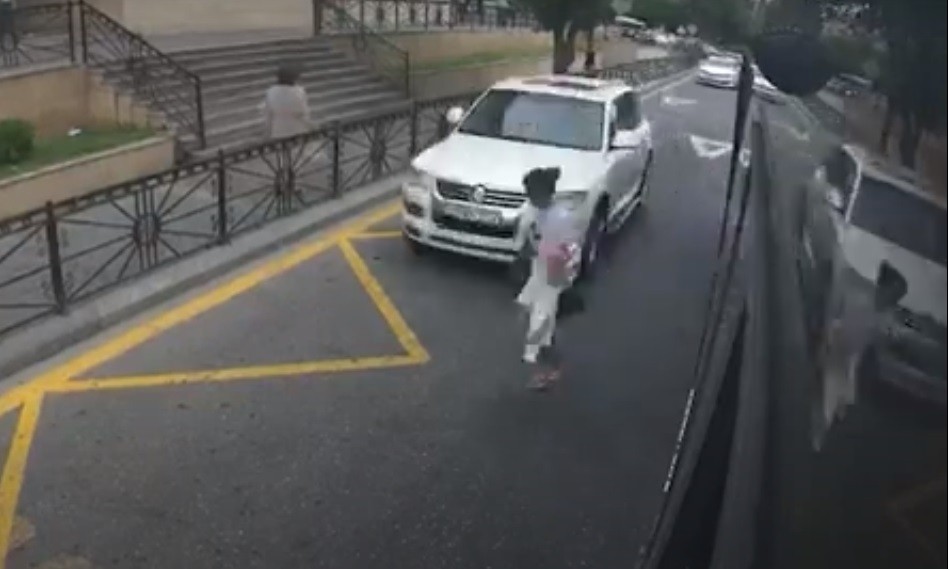 Bakıda avtobusdan enən şagirdi maşın belə vurdu - <span class="qirmizi">ANBAAN VİDEO</span>