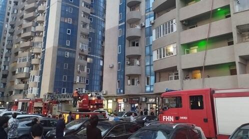 В Баку возник пожар в 19-этажном здании