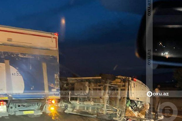Lökbatanda avtomobil aşdı: Ağartı məhsulları yola dağıldı - FOTO<span class="qirmizi"></span>