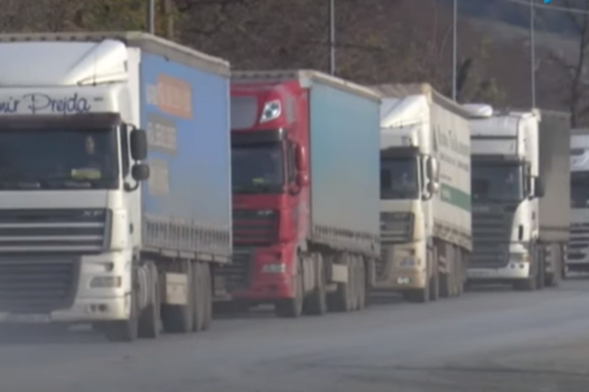 Azərbaycan-Gürcüstan sərhədində 20 kilometrlik tıxac yarandı -